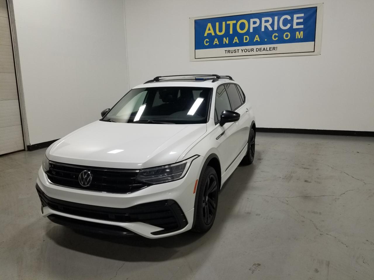 2023 Volkswagen Tiguan Comfortline R-Line Black 4dr All-Wheel Drive 4MOTION Photo2