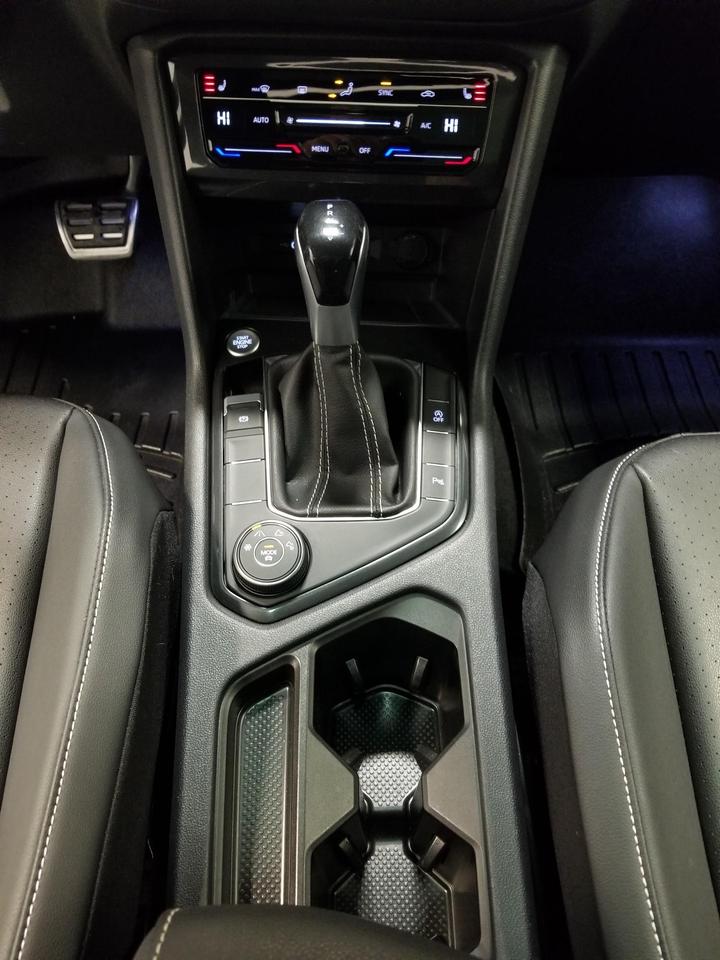 2023 Volkswagen Tiguan Comfortline R-Line Black 4dr All-Wheel Drive 4MOTION Photo