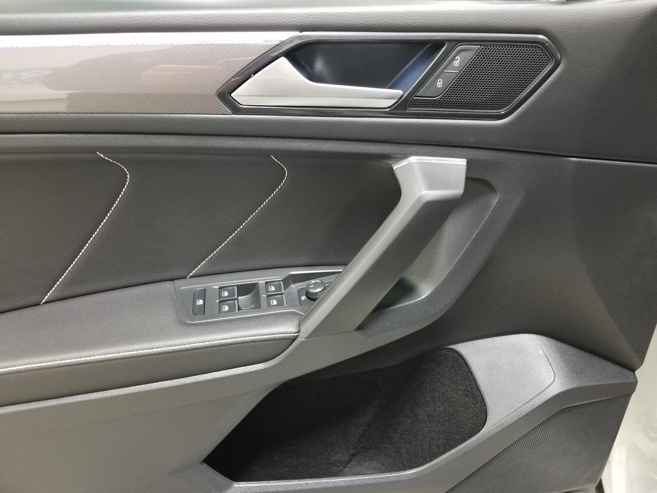 2023 Volkswagen Tiguan Comfortline R-Line Black 4dr All-Wheel Drive 4MOTION Photo