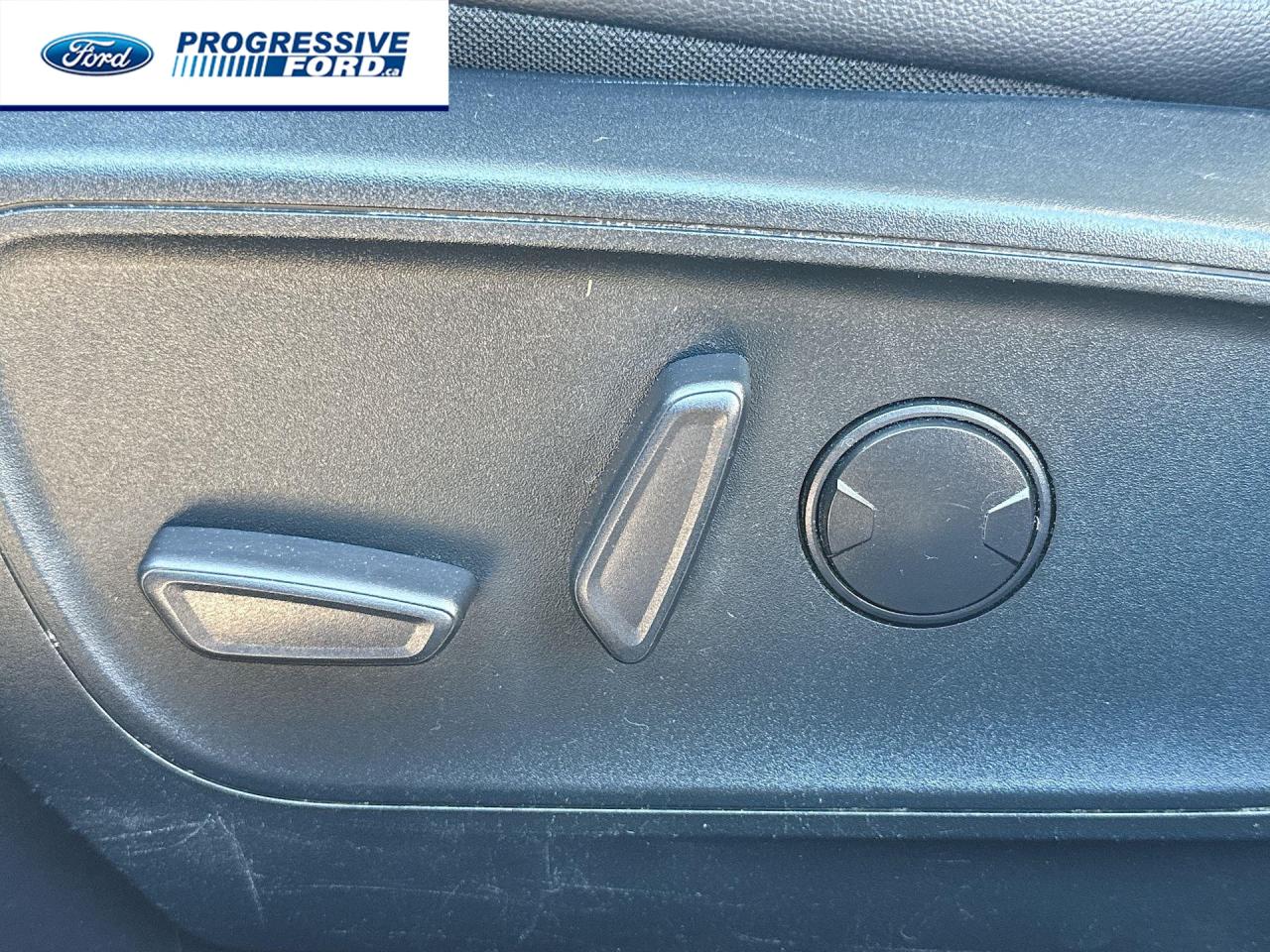 2021 Ford Escape Titanium 4dr All-Wheel Drive Photo3