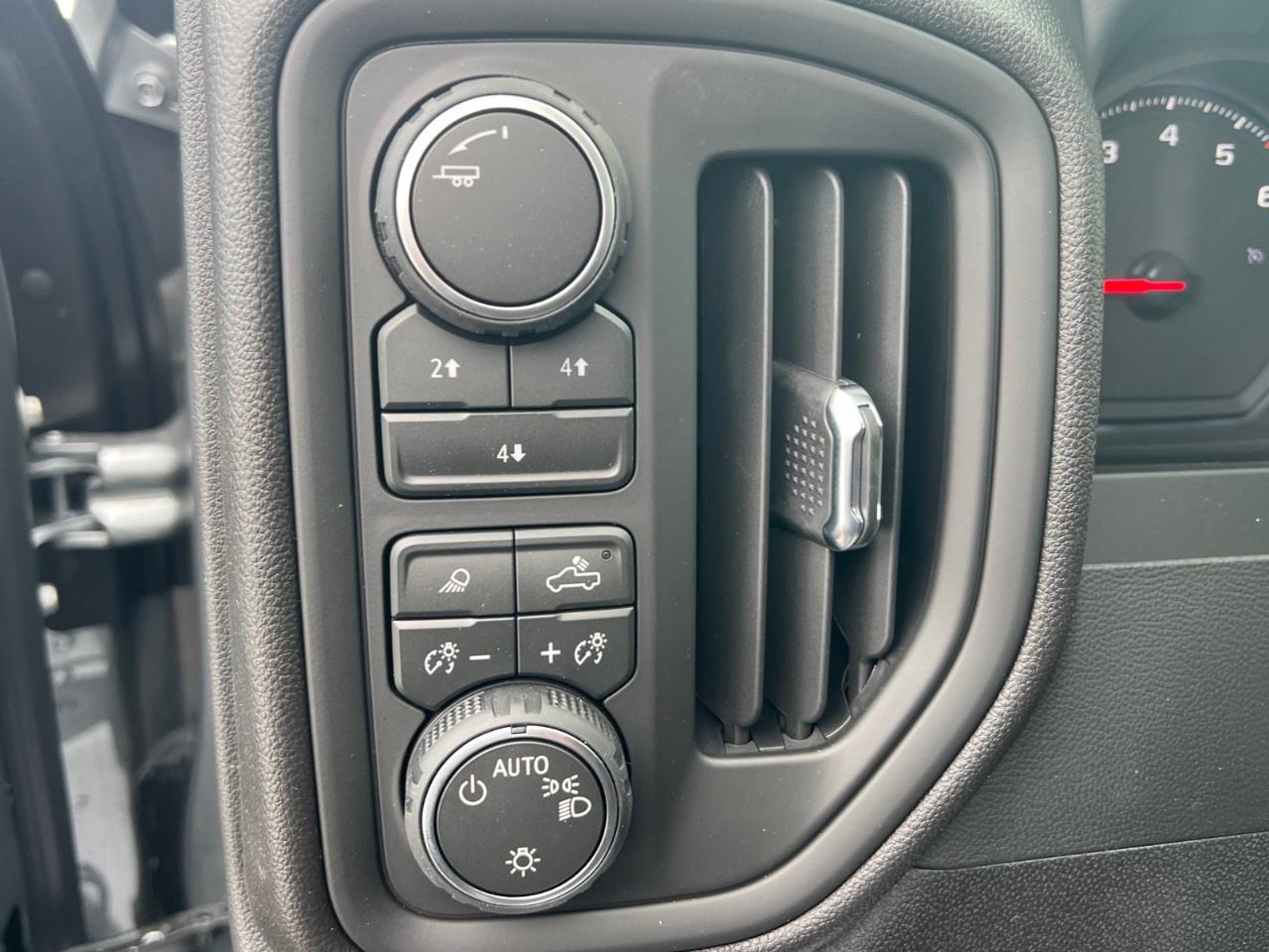 2026 Chevrolet SILVERADO 2500HD 4WD Crew Cab Standard Box Custom Photo