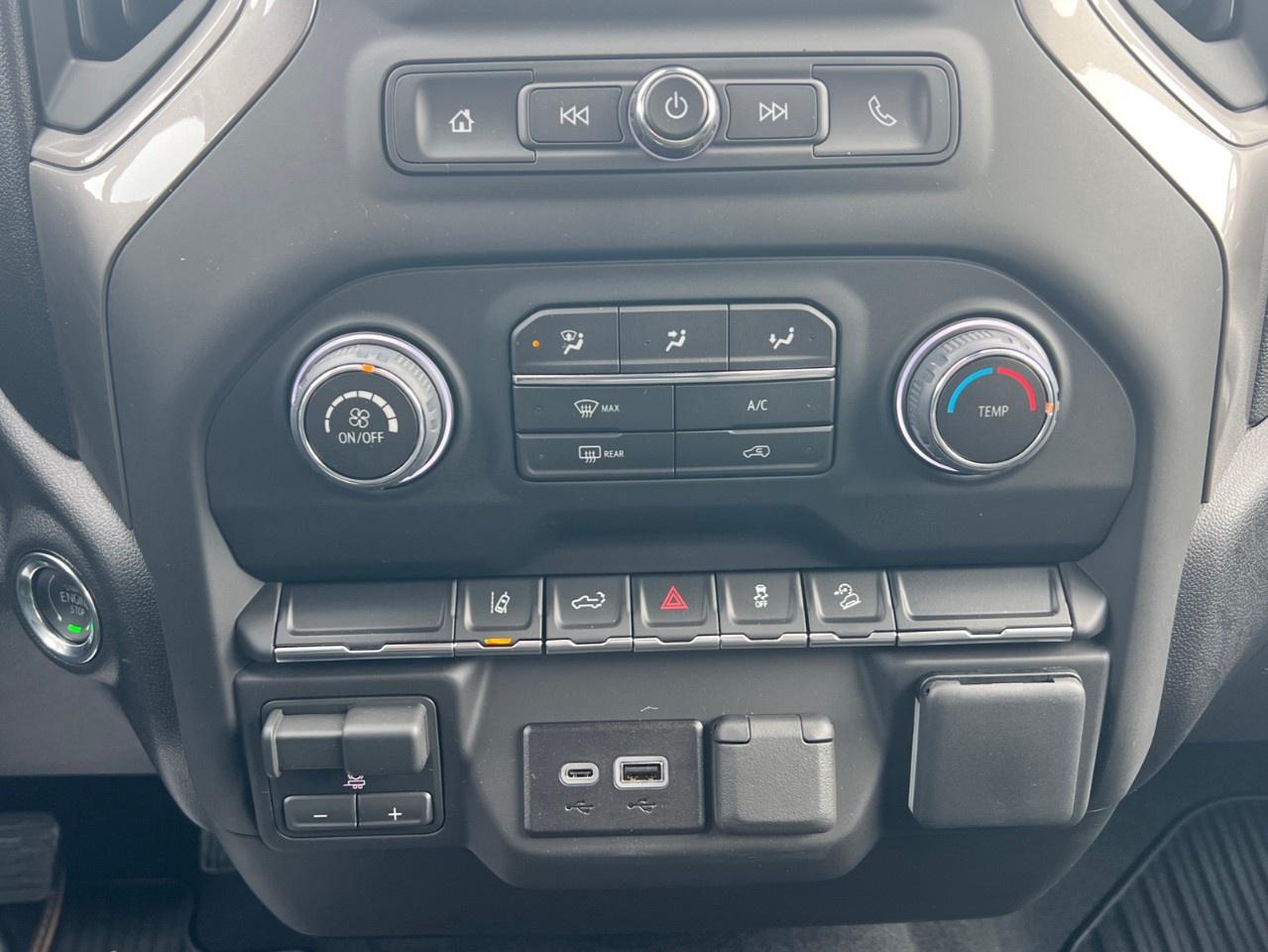 2026 Chevrolet SILVERADO 2500HD 4WD Crew Cab Standard Box Custom Photo