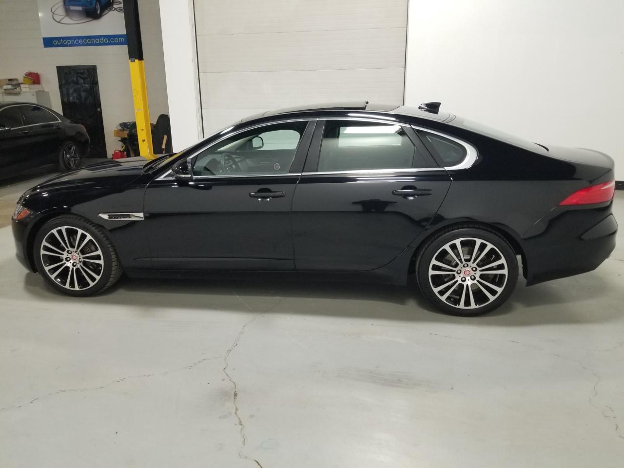 2017 Jaguar XF 20d Prestige 4dr All-Wheel Drive Sedan Photo3