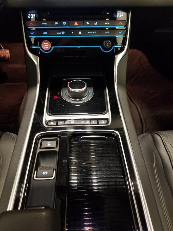 2017 Jaguar XF 20d Prestige 4dr All-Wheel Drive Sedan Photo