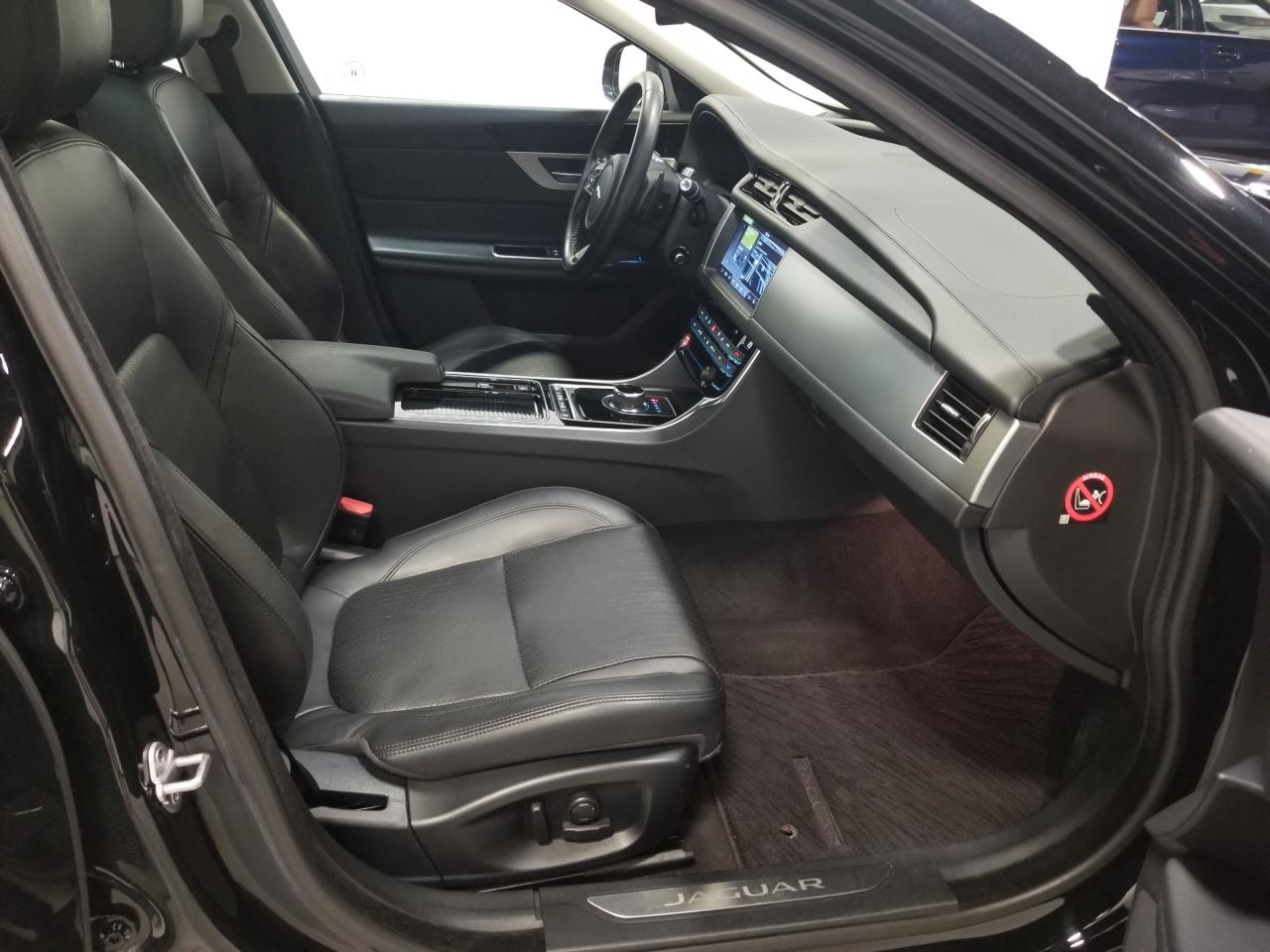 2017 Jaguar XF 20d Prestige 4dr All-Wheel Drive Sedan Photo