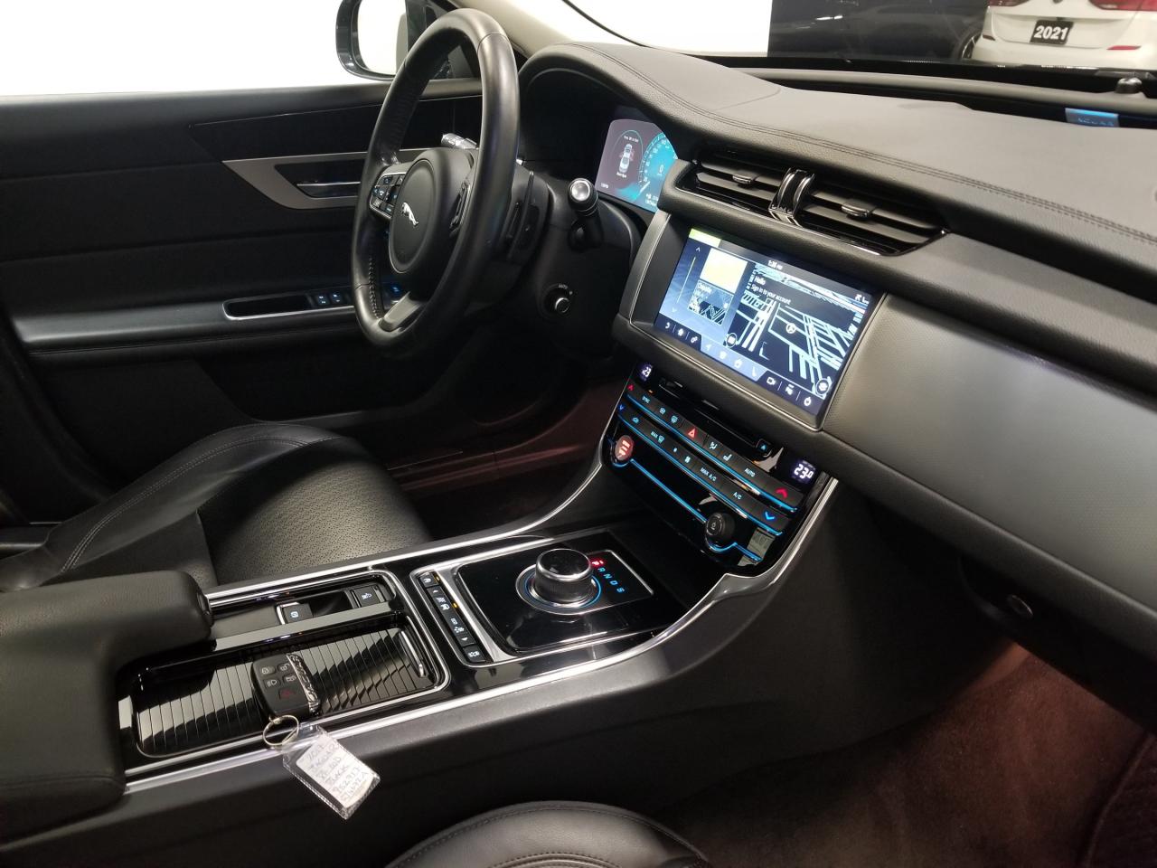 2017 Jaguar XF 20d Prestige 4dr All-Wheel Drive Sedan Photo