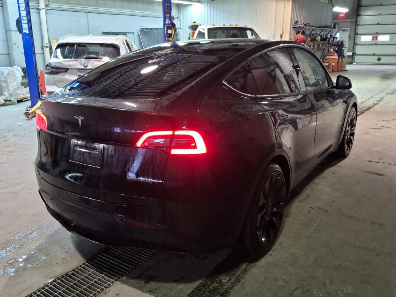 2022 Tesla Model Y Performance I WHITE INT I EVSUPERSTORE.CA Photo