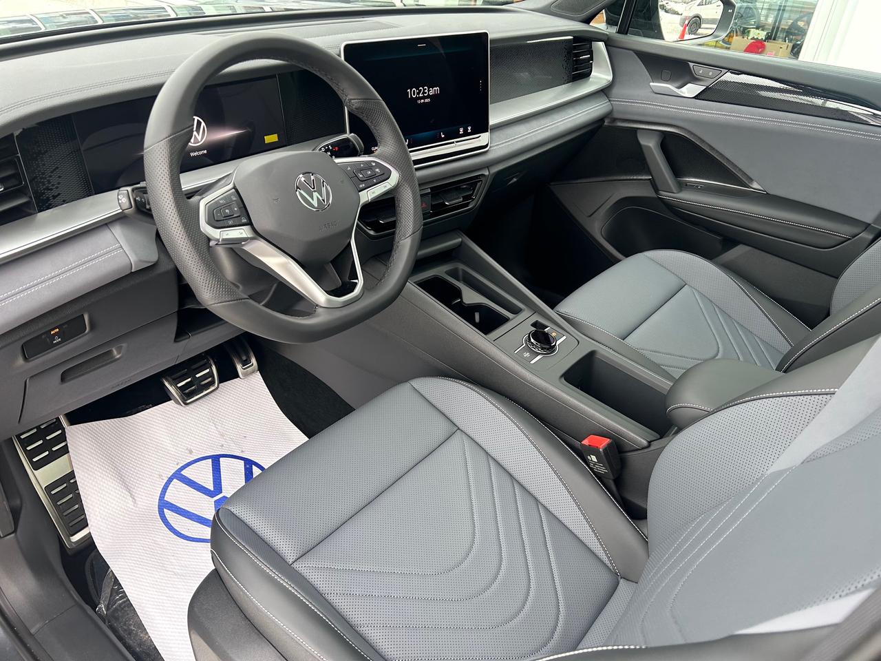 2026 Volkswagen Tiguan Comfortline R-Line Black Edition 4dr All-Wheel Drive 4MOTION Photo