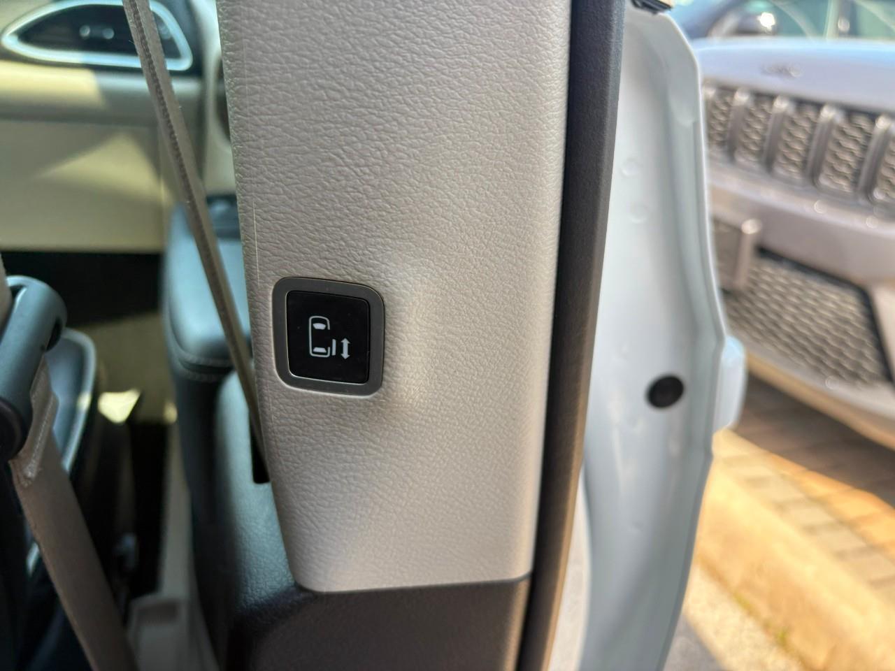 2023 Chrysler Pacifica Limited All-Wheel Drive Passenger Van Photo