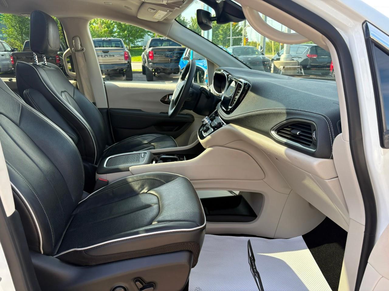 2023 Chrysler Pacifica Limited All-Wheel Drive Passenger Van Photo