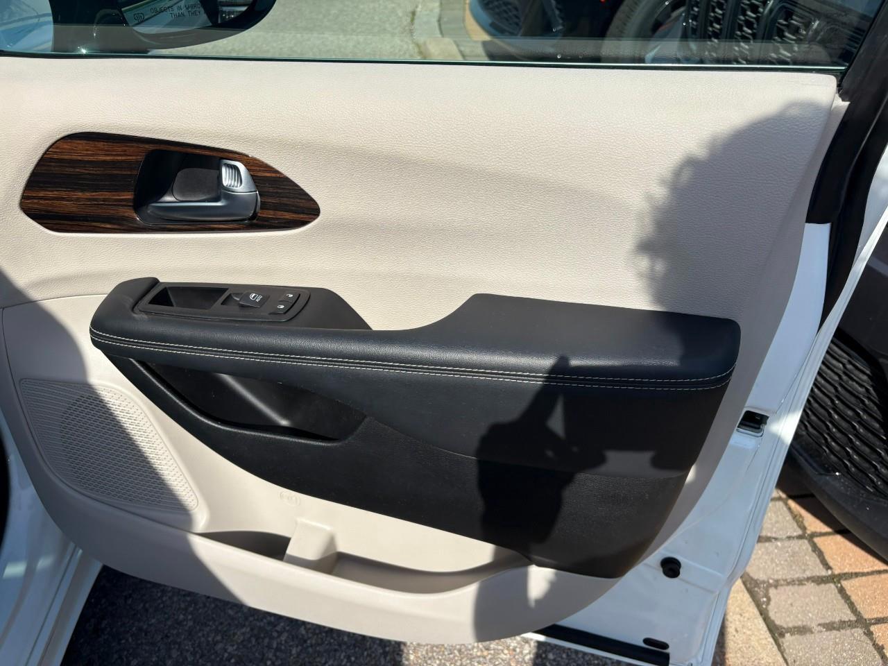 2023 Chrysler Pacifica Limited All-Wheel Drive Passenger Van Photo