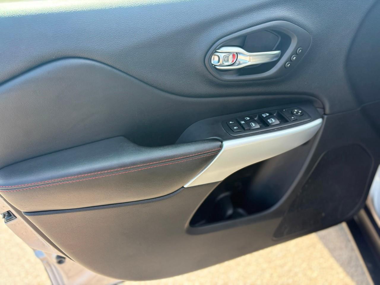 2018 Jeep Cherokee Trailhawk 4dr 4x4 Photo