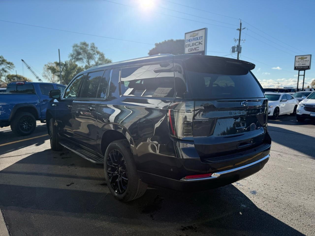 2026 Chevrolet Suburban LT 4dr 4x4 Photo4