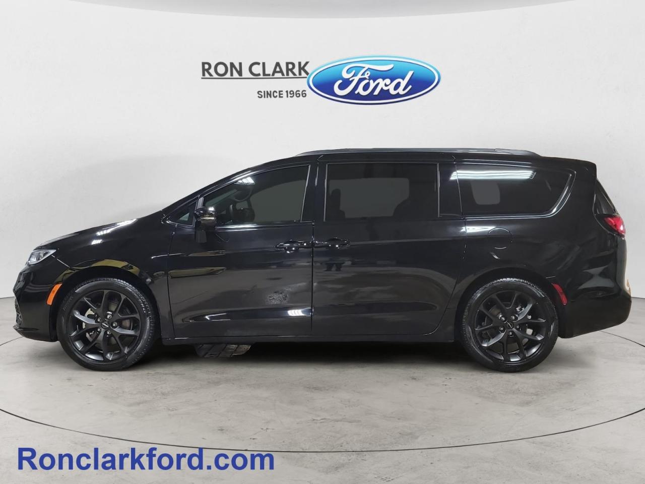 2024 Chrysler Pacifica Touring-L Front-Wheel Drive Passenger Van Photo3