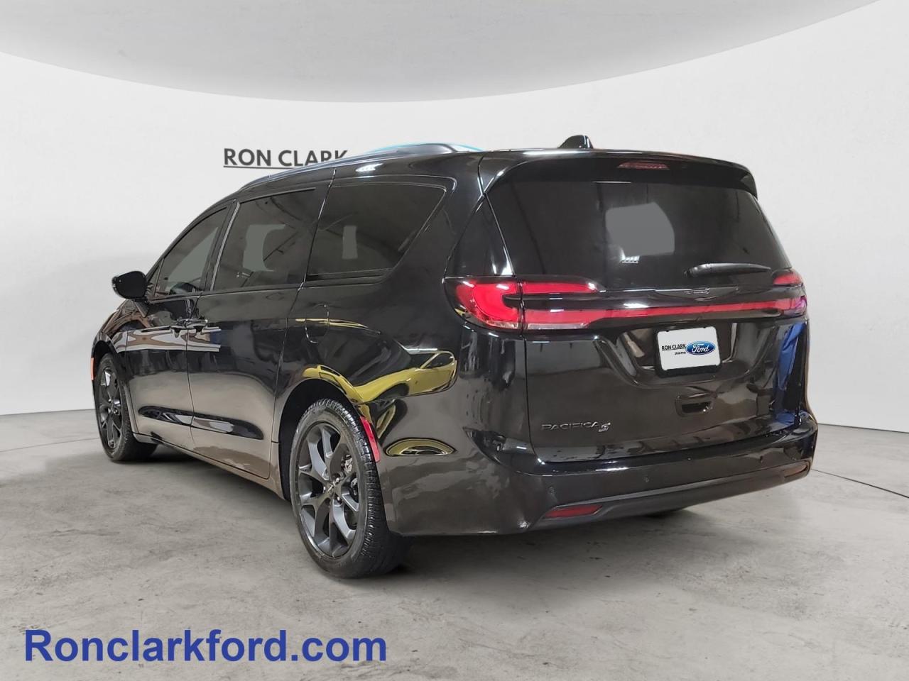 2024 Chrysler Pacifica Touring-L Front-Wheel Drive Passenger Van Photo