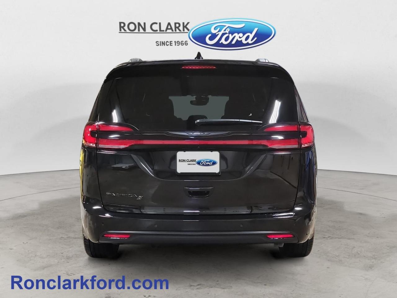 2024 Chrysler Pacifica Touring-L Front-Wheel Drive Passenger Van Photo