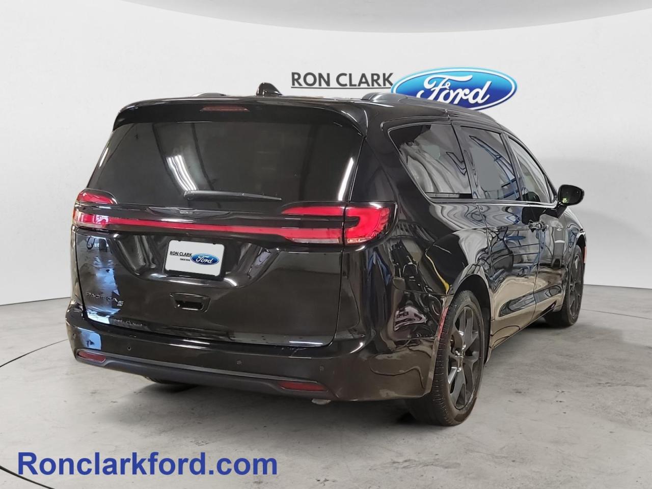 2024 Chrysler Pacifica Touring-L Front-Wheel Drive Passenger Van Photo