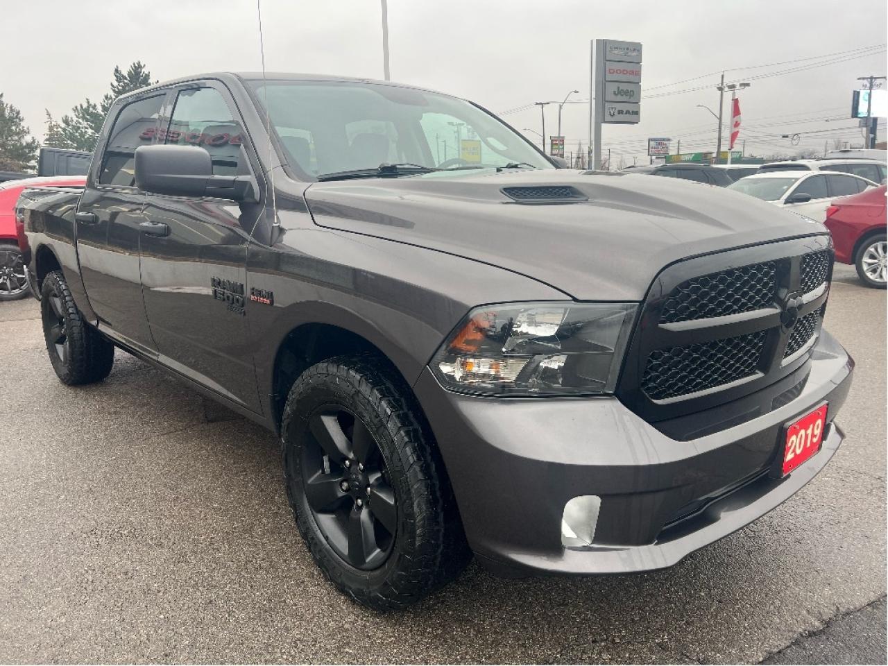 2019 RAM 1500 Classic Express Night Crew 4x4 V8 *HITCH *BIG SCREEN Photo2