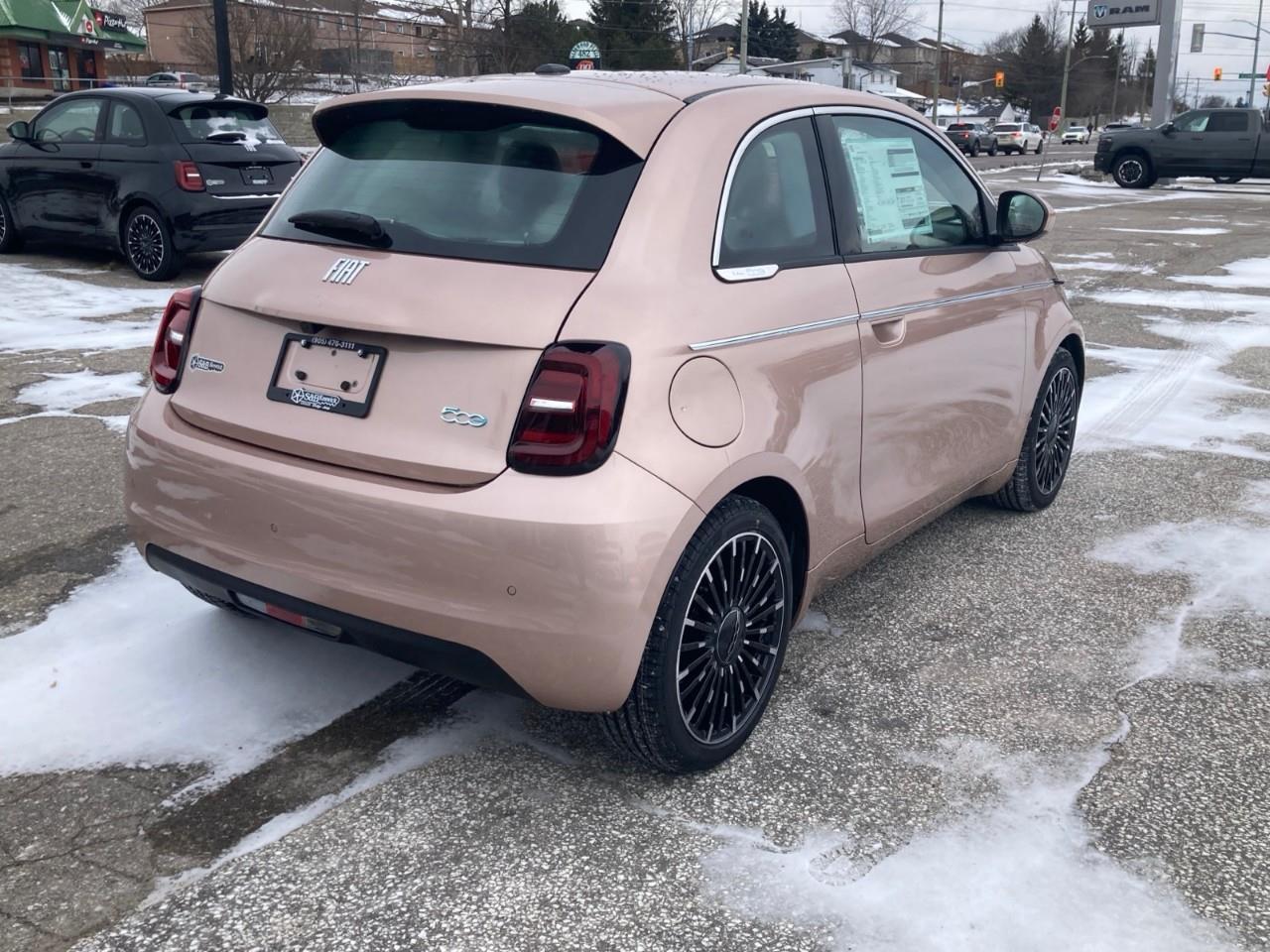 2025 Fiat 500E Base 2dr Hatchback Photo4