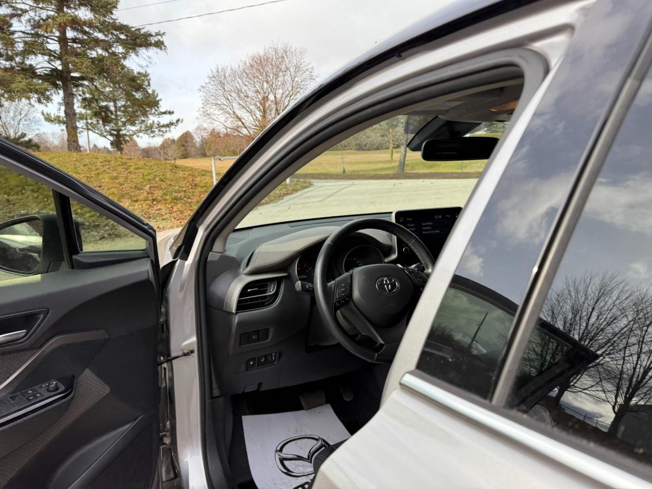 2020 Toyota C-HR Limited 4dr Front-Wheel Drive Sport Utility Photo2