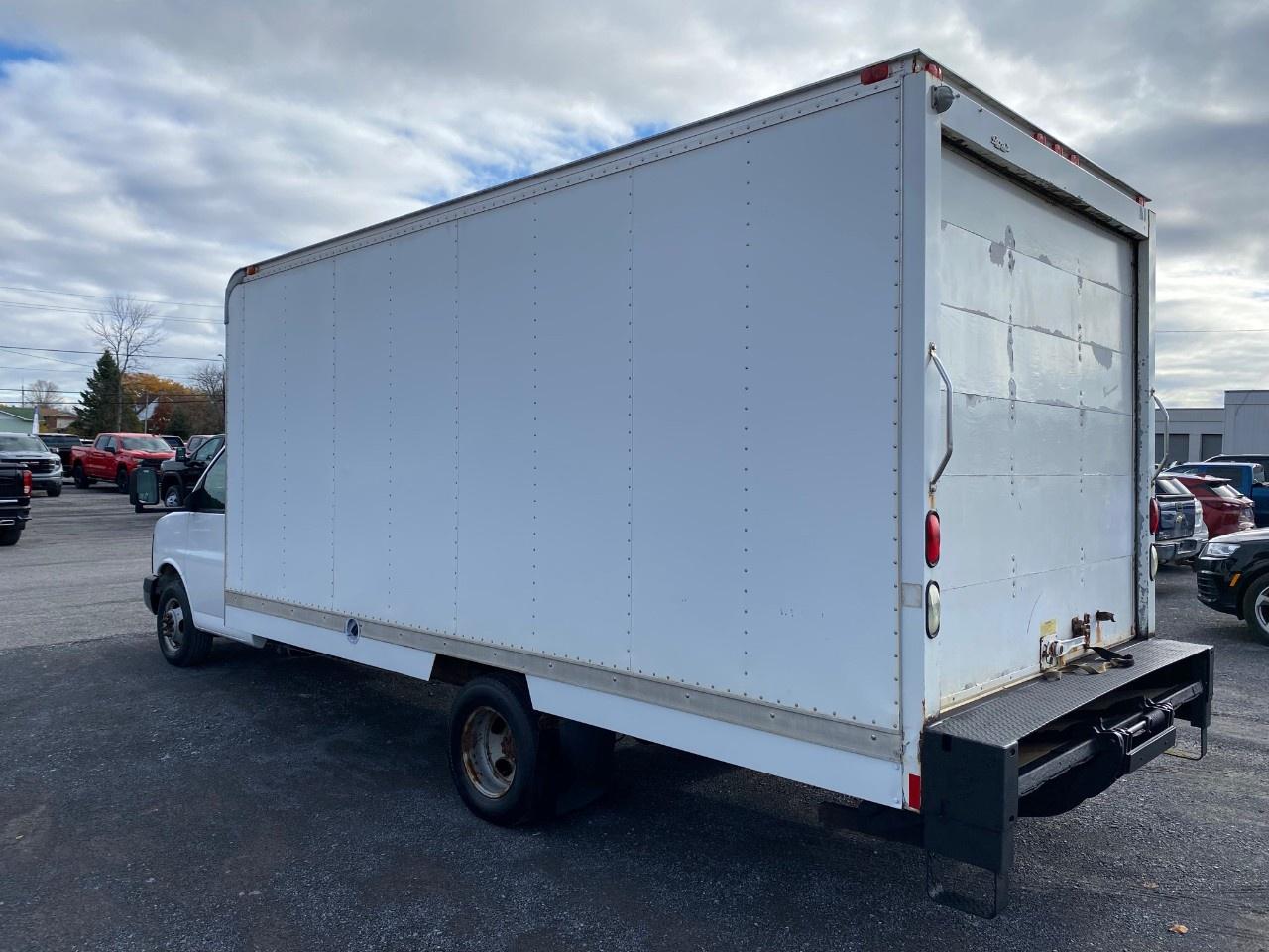 2015 GMC Savana Commercial Cutaway 177" Wheelbase Photo