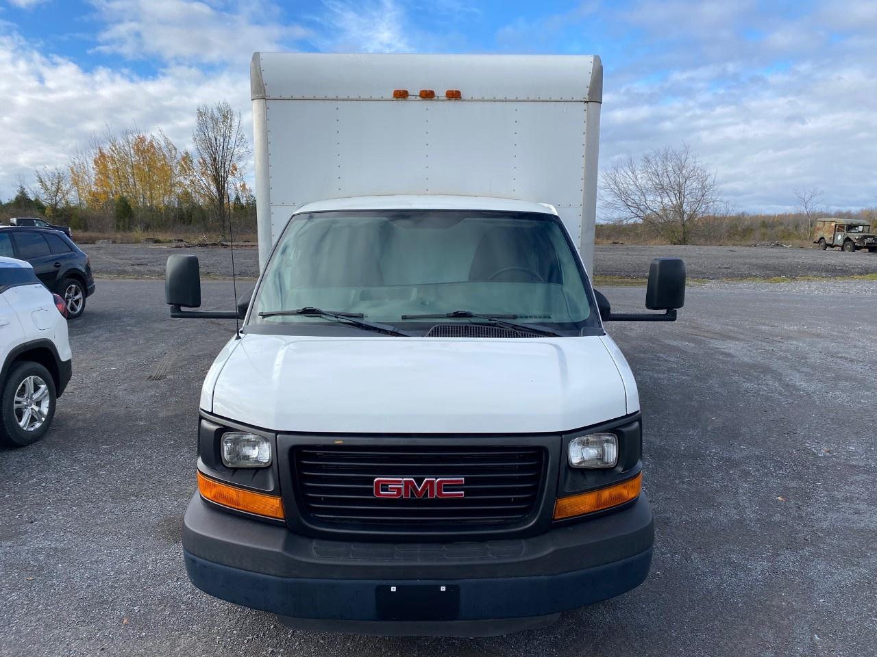 2015 GMC Savana Commercial Cutaway 177" Wheelbase Photo