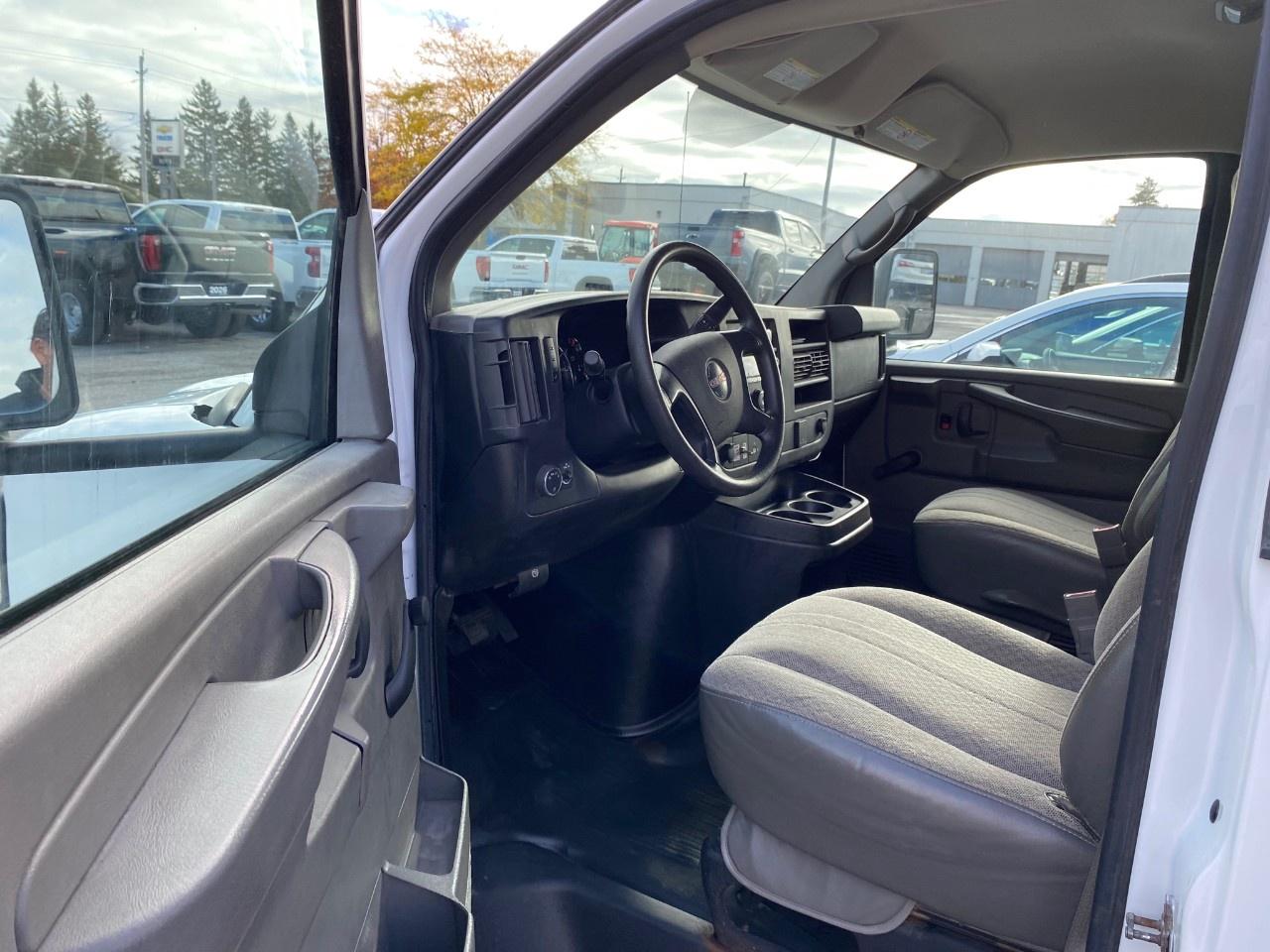 2015 GMC Savana Commercial Cutaway 177" Wheelbase Photo