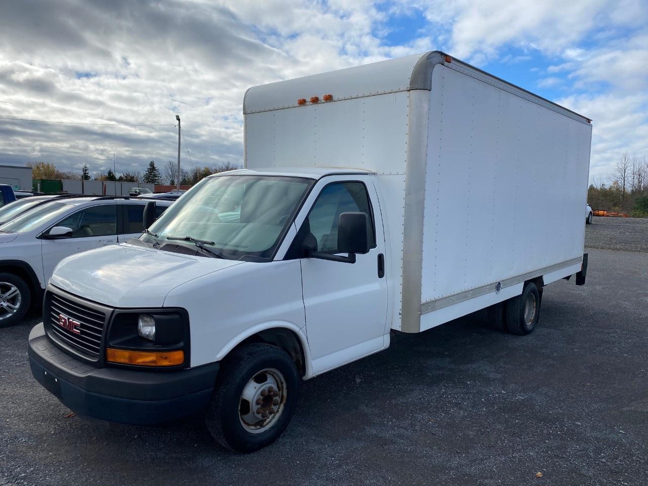 2015 GMC Savana Commercial Cutaway 177" Wheelbase Photo