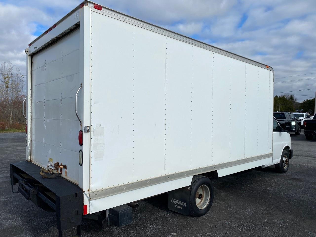 2015 GMC Savana Commercial Cutaway 177" Wheelbase Photo