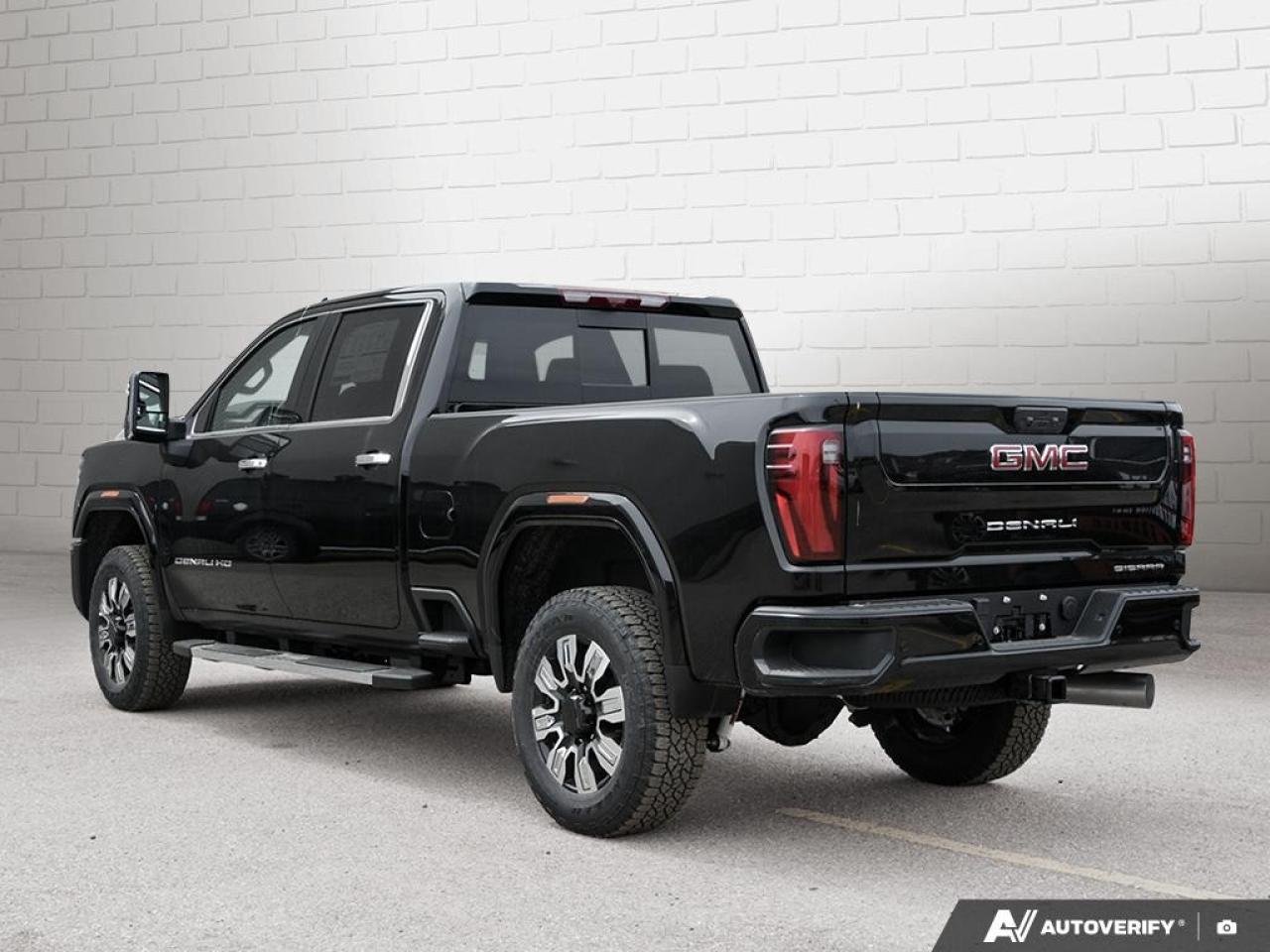 2025 GMC SIERRA 2500HD 4WD Crew Cab Standard Box Denali Photo
