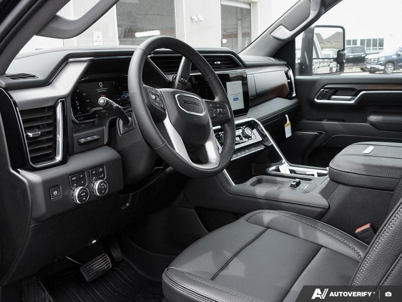 2025 GMC SIERRA 2500HD 4WD Crew Cab Standard Box Denali Photo