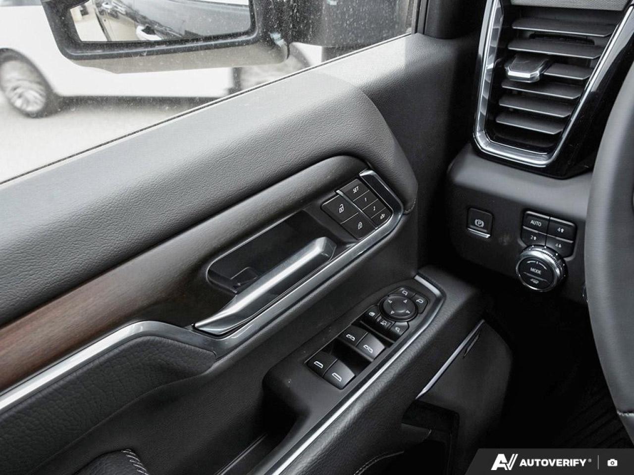 2025 GMC SIERRA 2500HD 4WD Crew Cab Standard Box Denali Photo