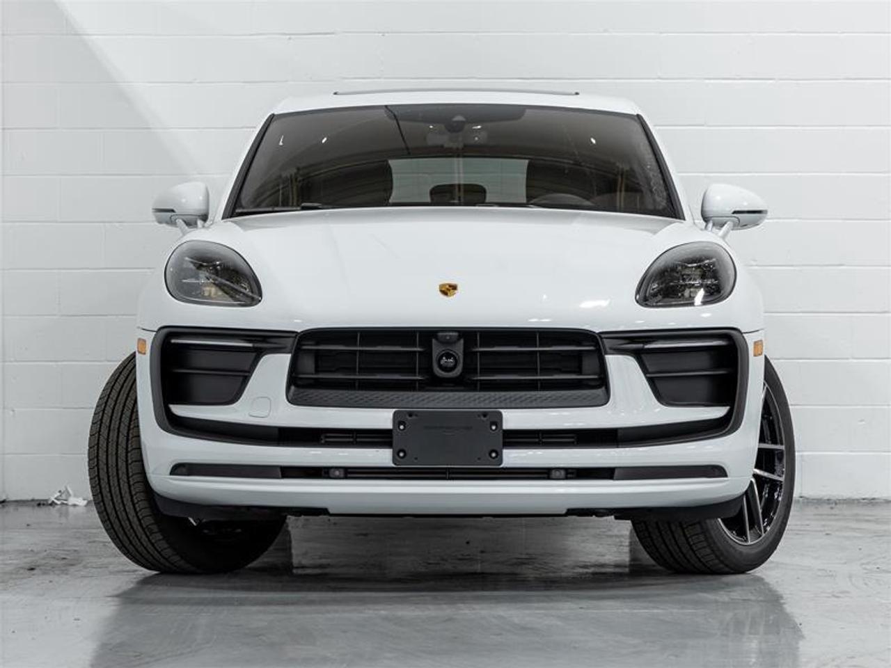 2025 Porsche Macan  Photo3