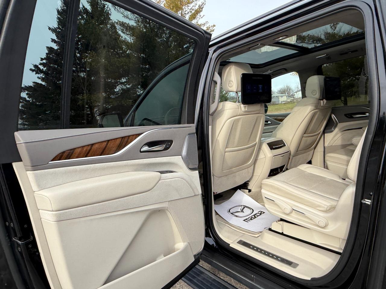 2022 Cadillac Escalade ESV Sport Platinum 4x4 Photo