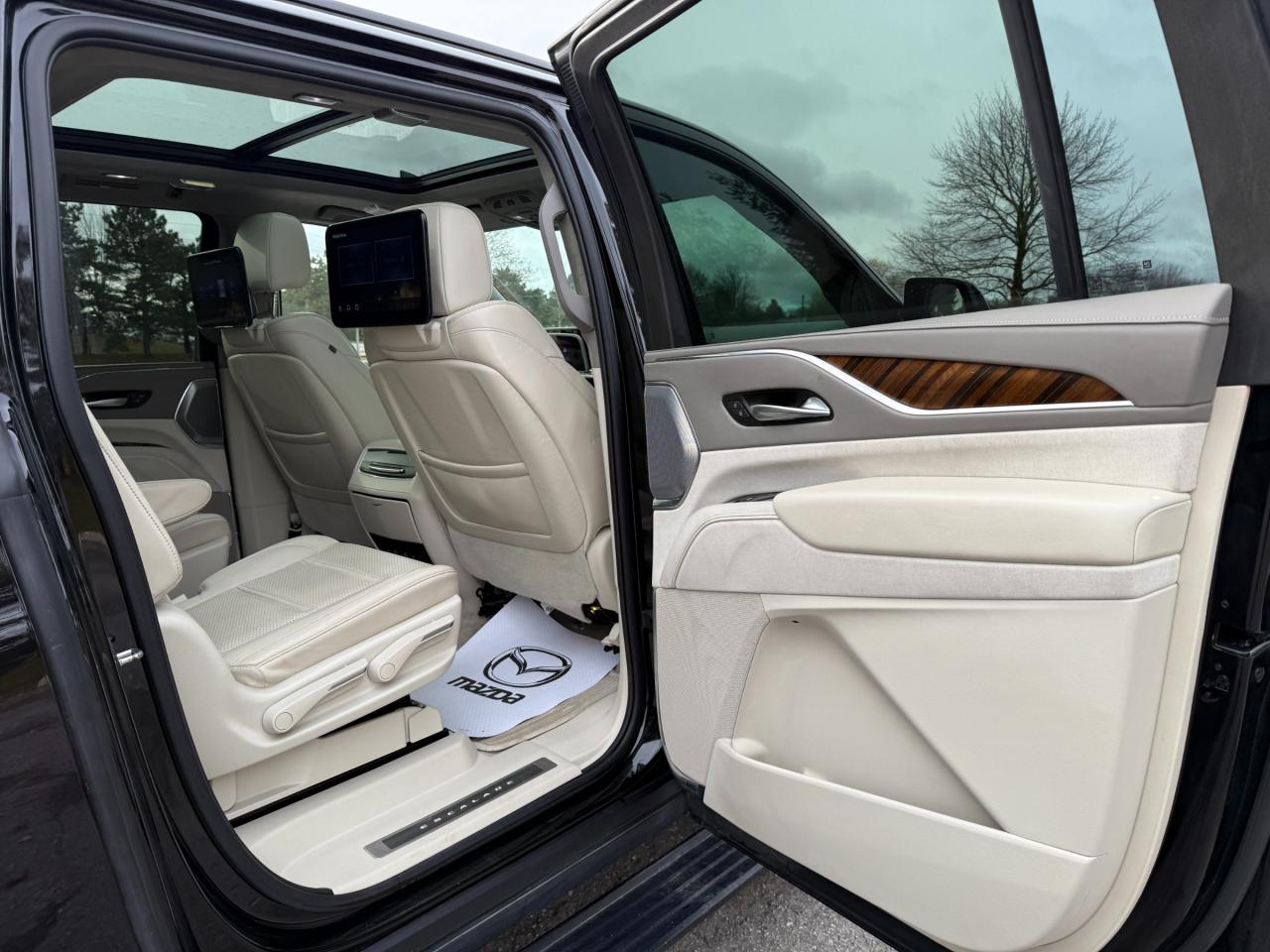 2022 Cadillac Escalade ESV Sport Platinum 4x4 Photo