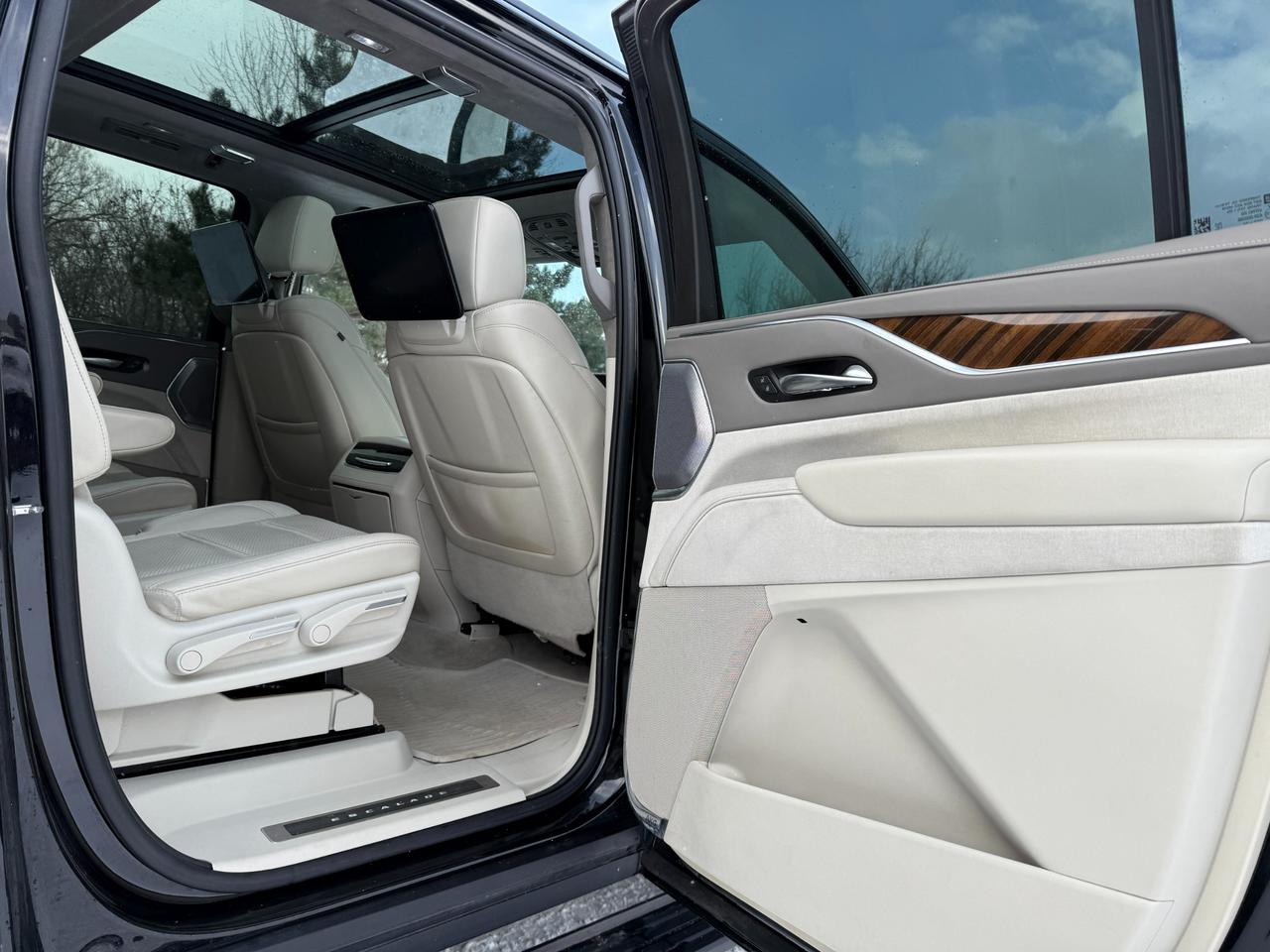 2022 Cadillac Escalade ESV Sport Platinum 4x4 Photo