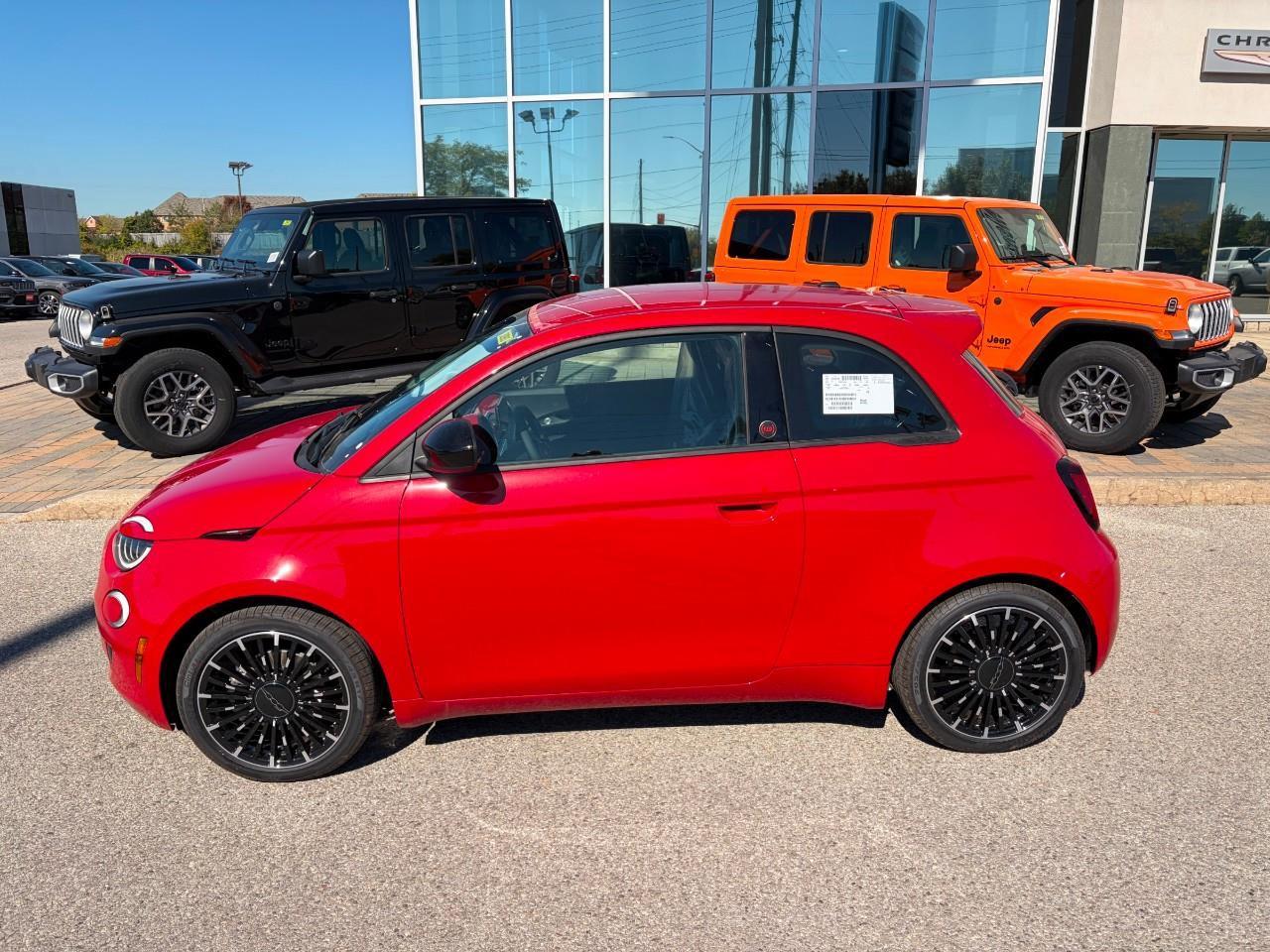 2025 Fiat 500E Base 2dr Hatchback Photo2