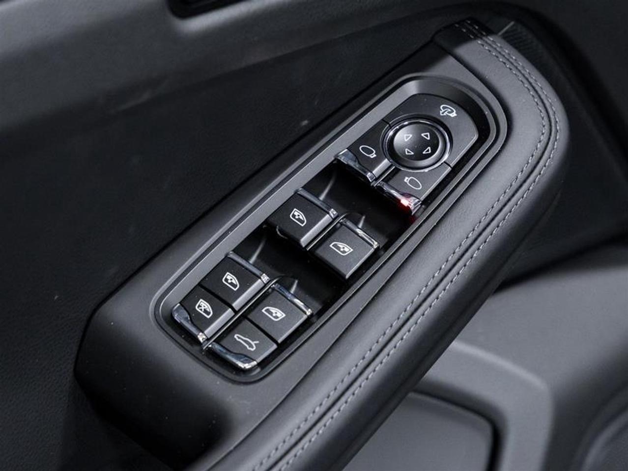 2025 Porsche Macan  Photo