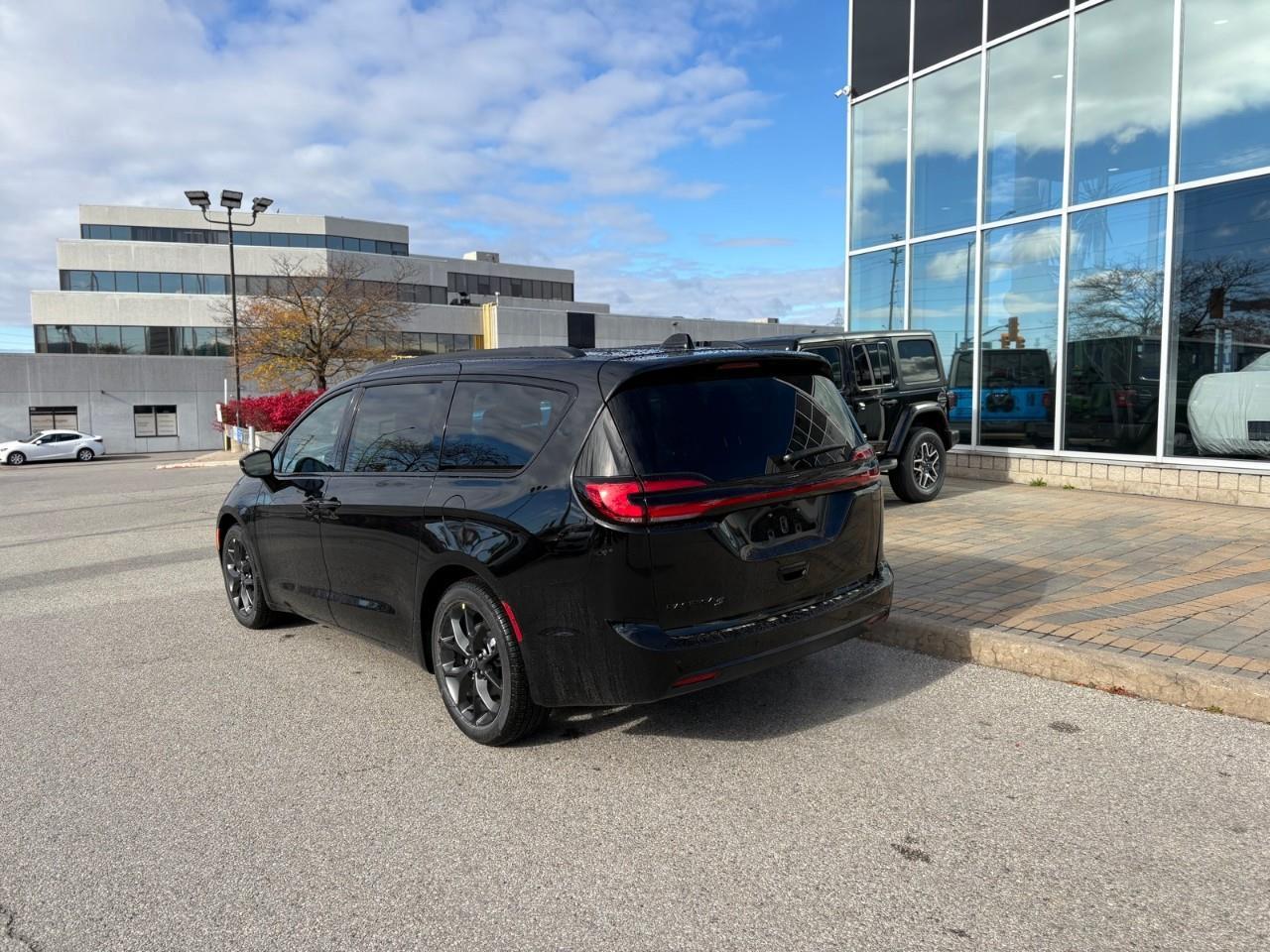 2026 Chrysler Pacifica Select Front-Wheel Drive Passenger Van Photo