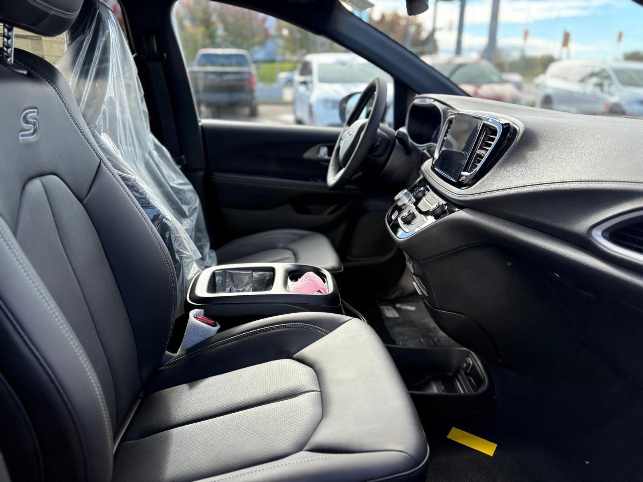 2026 Chrysler Pacifica Select Front-Wheel Drive Passenger Van Photo