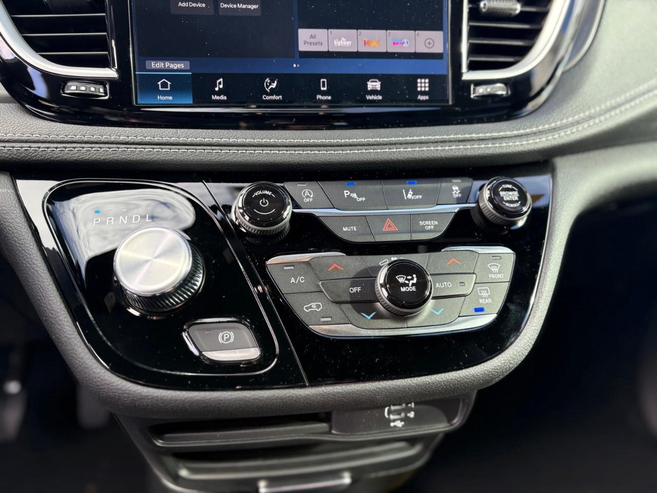 2026 Chrysler Pacifica Select Front-Wheel Drive Passenger Van Photo