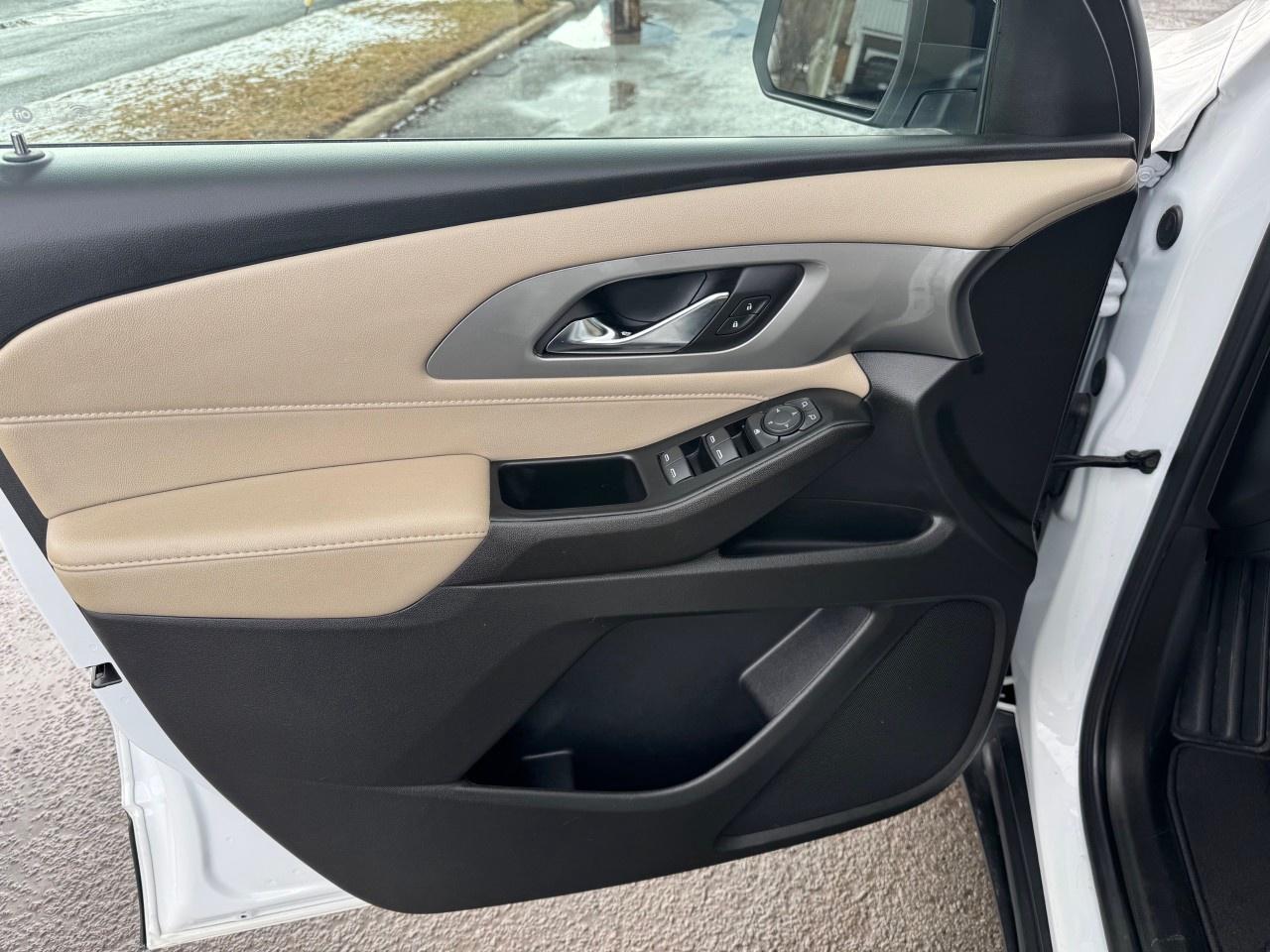 2023 Chevrolet Traverse AWD 4dr LS w/1LS Photo2