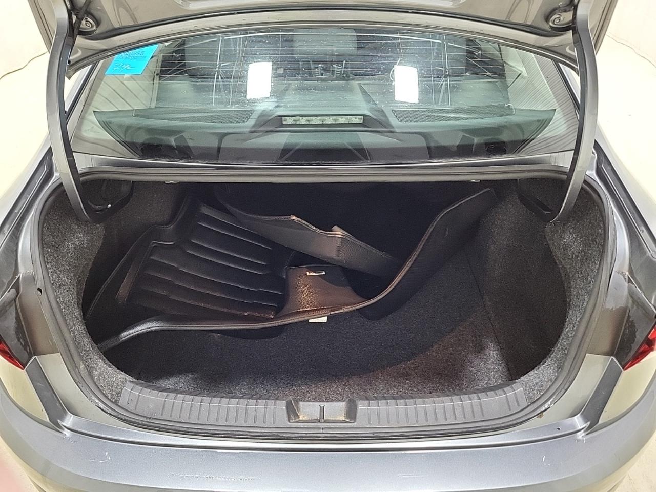 2021 Volkswagen Jetta Comfortline 6 Speed Manual Photo2