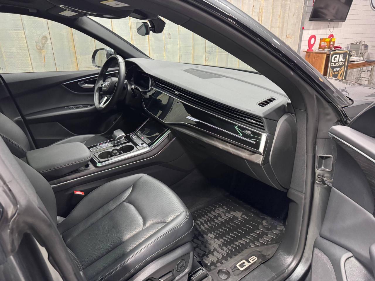 2022 Audi Q8 Progressiv 55 TFSI Quattro  S-line  Black Optics Photo