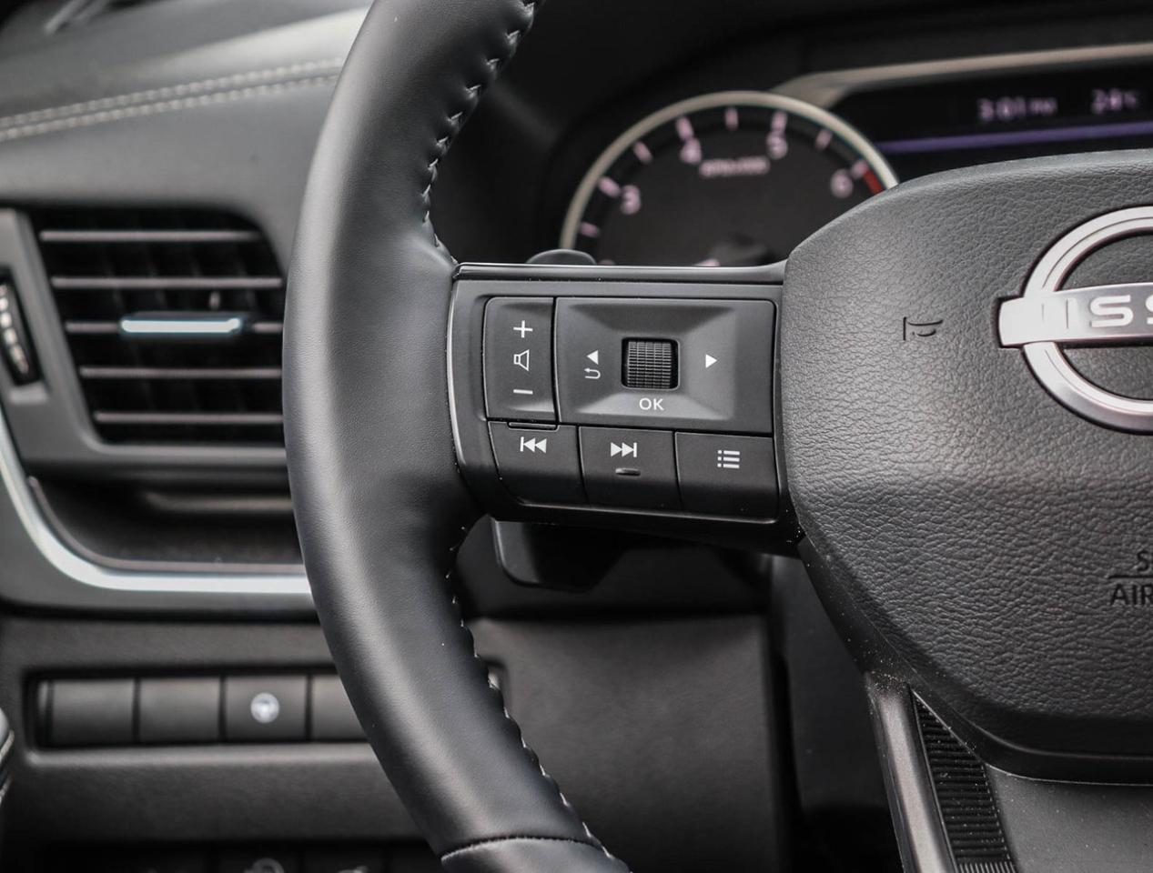 2025 Nissan Rogue SV Moonroof LEATHER/LOW RATES Photo