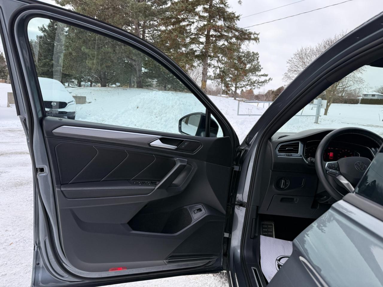 2023 Volkswagen Tiguan Comfortline R-Line Black 4dr All-Wheel Drive 4MOTION Photo