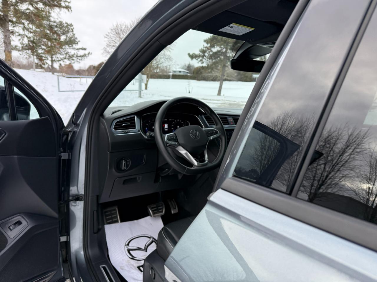 2023 Volkswagen Tiguan Comfortline R-Line Black 4dr All-Wheel Drive 4MOTION Photo2