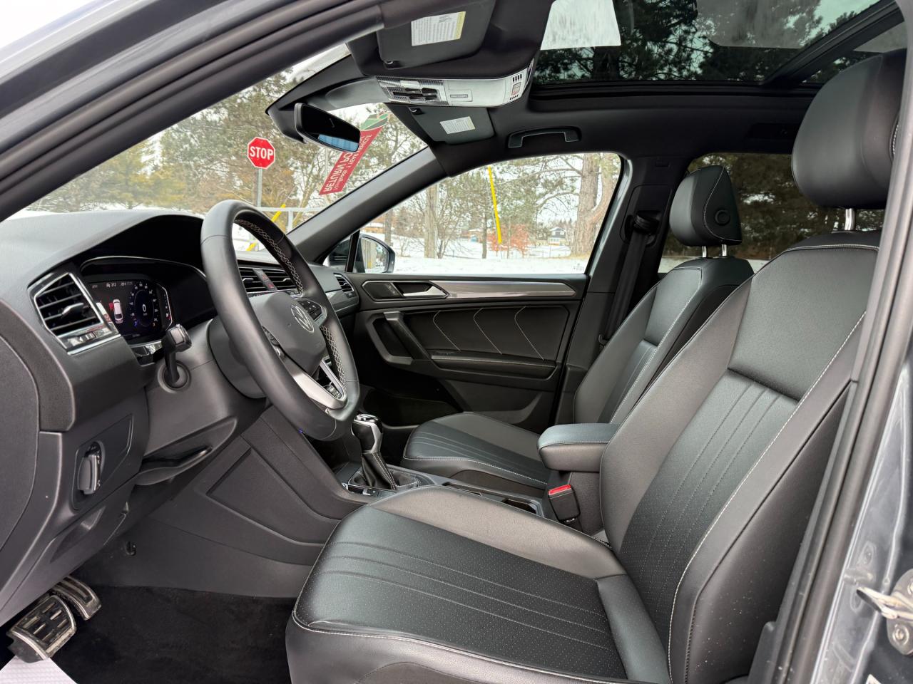 2023 Volkswagen Tiguan Comfortline R-Line Black 4dr All-Wheel Drive 4MOTION Photo3