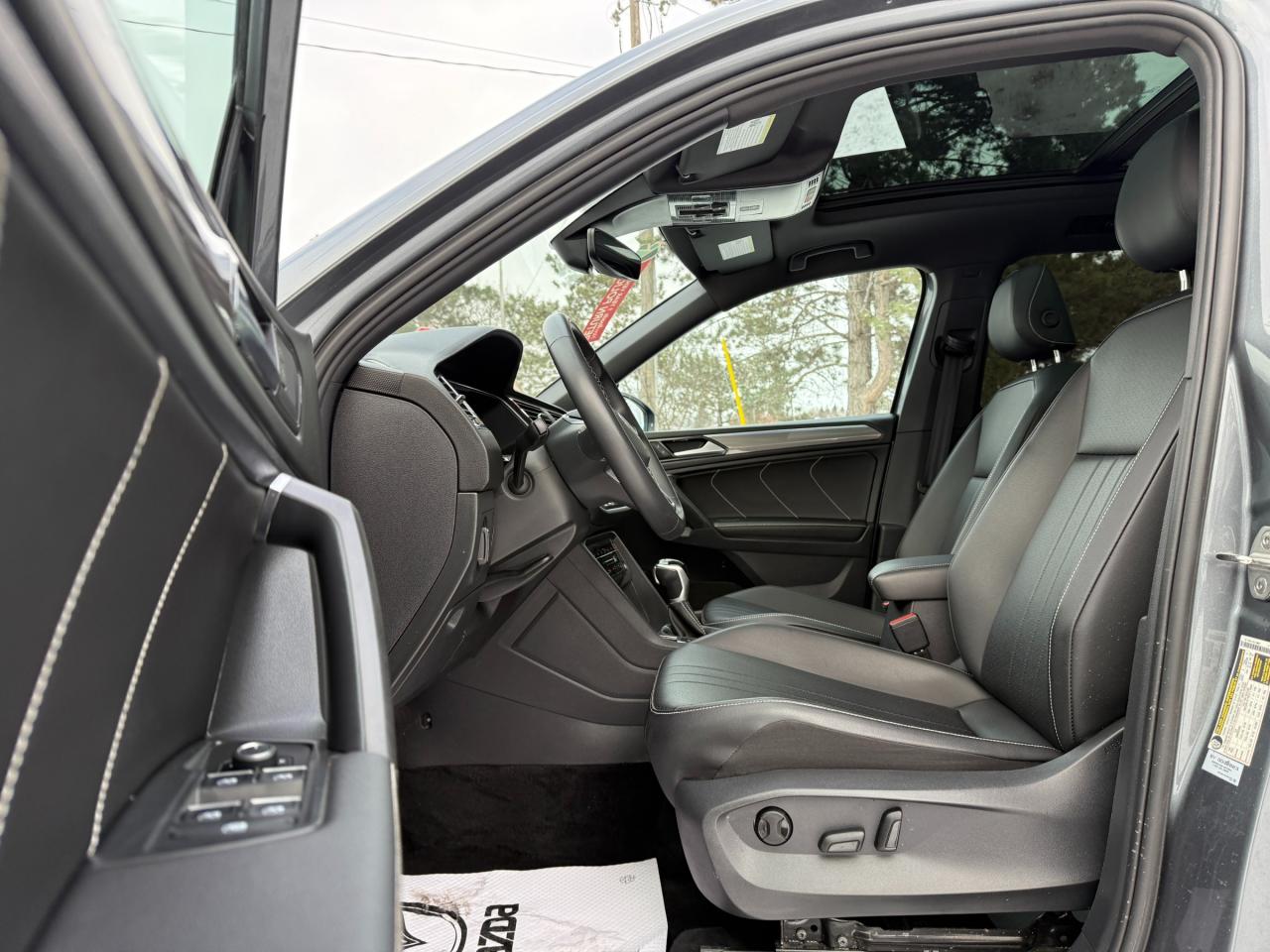 2023 Volkswagen Tiguan Comfortline R-Line Black 4dr All-Wheel Drive 4MOTION Photo