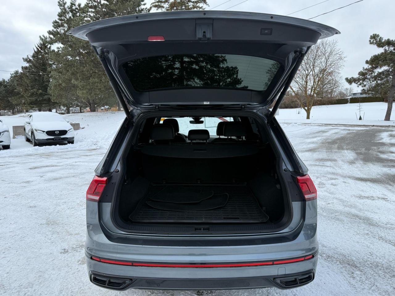 2023 Volkswagen Tiguan Comfortline R-Line Black 4dr All-Wheel Drive 4MOTION Photo